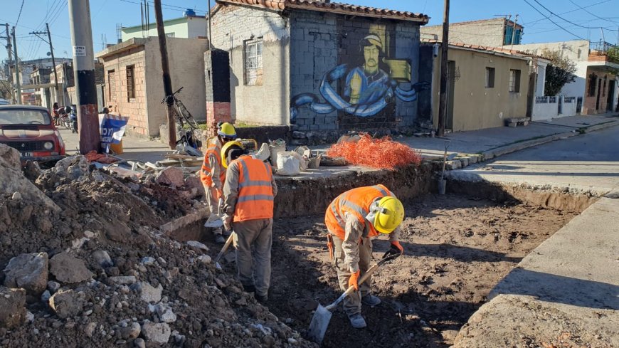 Realizan tareas de recuperación de calzada en San Luis al 2.400 y La Rioja al 1.700